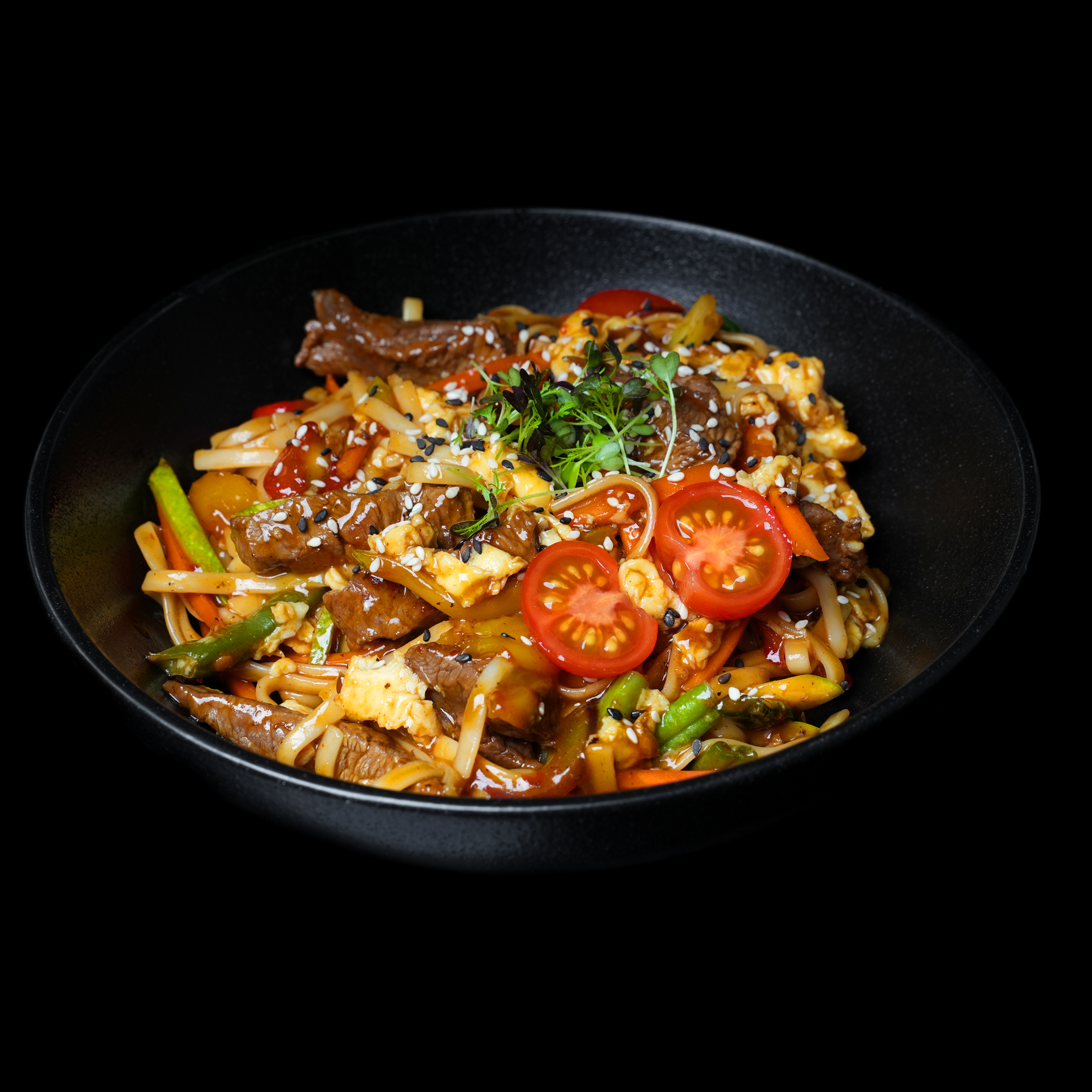 Это вкусное и сытное блюдо , приготовленное на высоких темпиратурах в специальной соворе вок . Оно сочитает в себе нежные кусочи говядины , свежие овощи и ароматные специи , обжаренные до золотистой корочки . Это отличный выбор для любителей восточной кухни